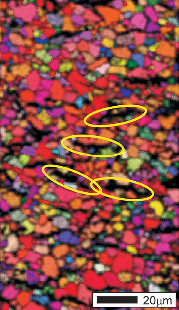 図2．ジルカロイ管のEBSDマップ。マップでは水素化物が暗く表示される-いくつかをハイライト。