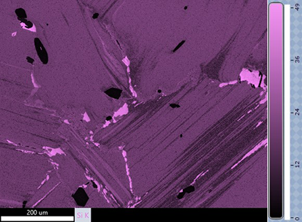 図4.図1に示す斑晶の中心のSiK Wt%マップ。カラースケールで示されるWt%により、画像の最も明るい領域は石英(二酸化ケイ素)と識別できます。化学量論的に石英のSiWt%は46.7%です。